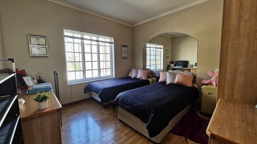5 Bedroom Property for Sale in Middedorp Western Cape